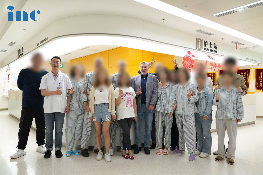 巴教授與9月中國行部分疑難腦瘤患者及其家屬溫馨合影