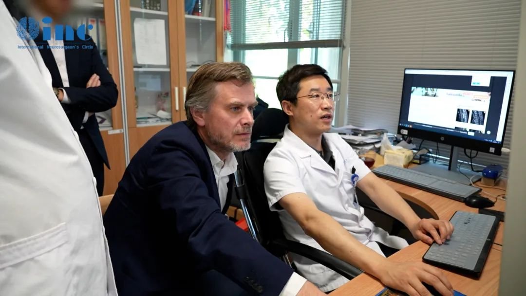 與影像科醫(yī)生共同核實術前核磁結果