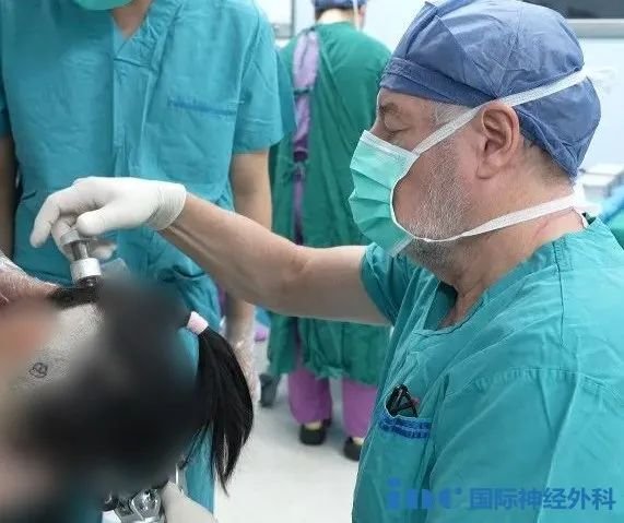 巴教授親自為琳琳調(diào)整手術(shù)頭架、剃除少量頭發(fā)并繪制手術(shù)切口圖片