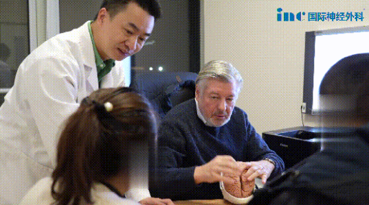 巴教授利用大腦模型結(jié)合患者影像資料，詳細說明手術入路