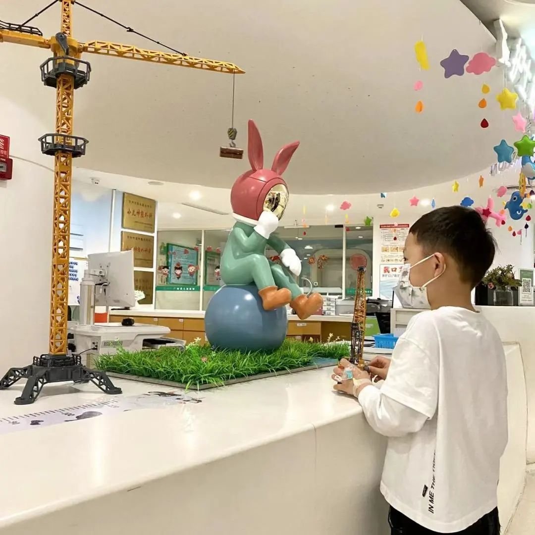 巴教授贈(zèng)送蘇附兒的禮物宇航員兔子