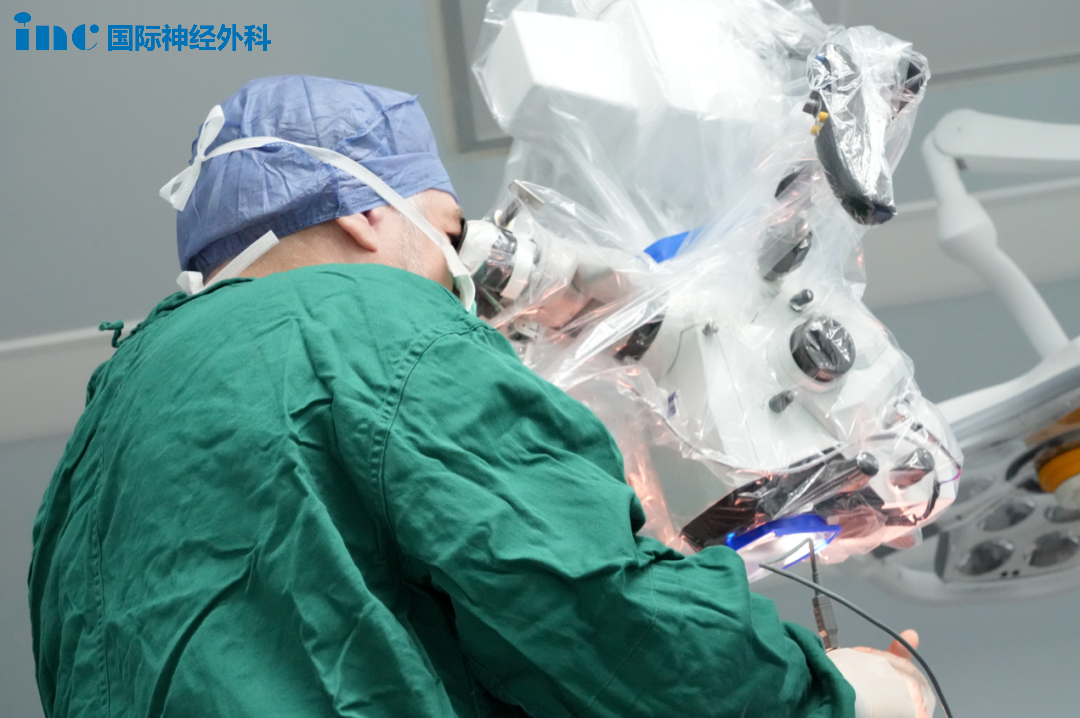 示范手術(shù)中的巴教授