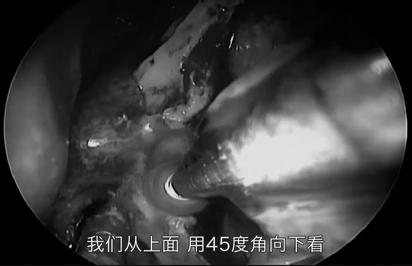 從上面用45度角度鏡向下看，有時候是70度