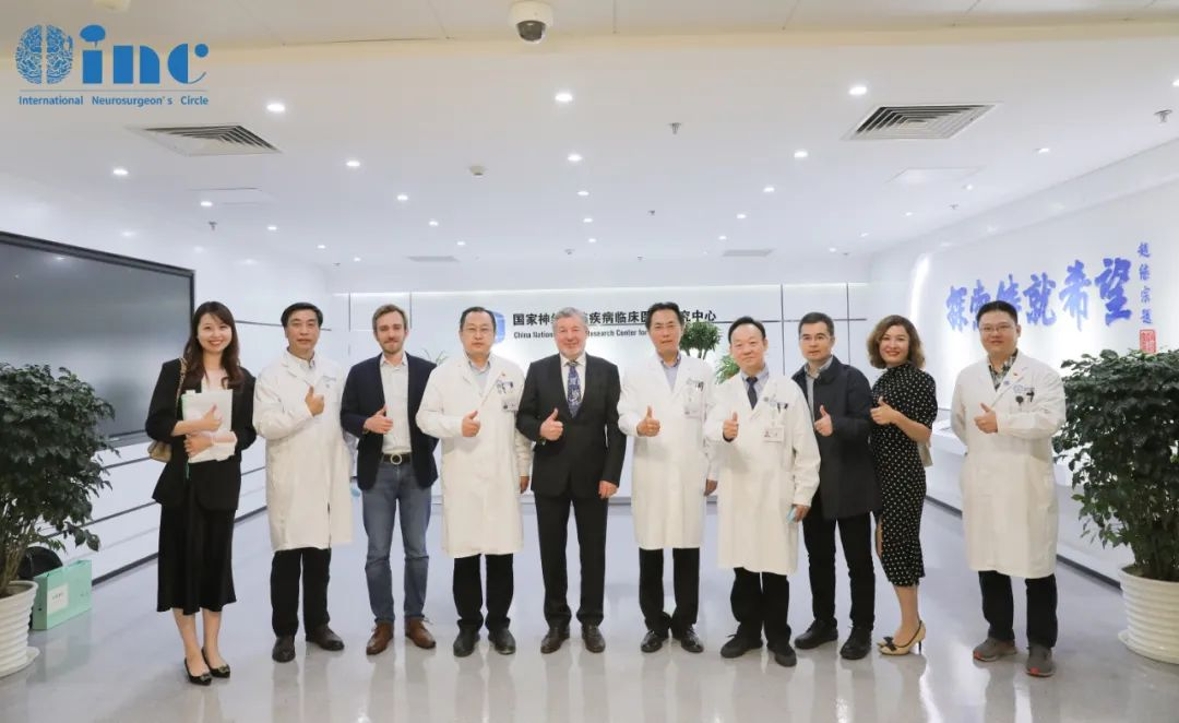 INC巴特朗菲教授與北京天壇醫(yī)院神外專家合影