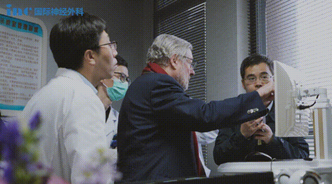 巴教授和國(guó)內(nèi)手術(shù)團(tuán)隊(duì)討論手術(shù)器械及手術(shù)方案細(xì)節(jié)圖片