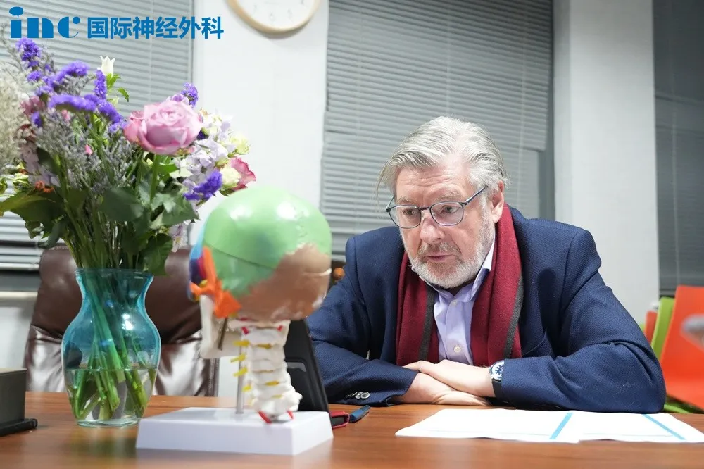 巴教授和Norodom進(jìn)行視頻咨詢圖片
