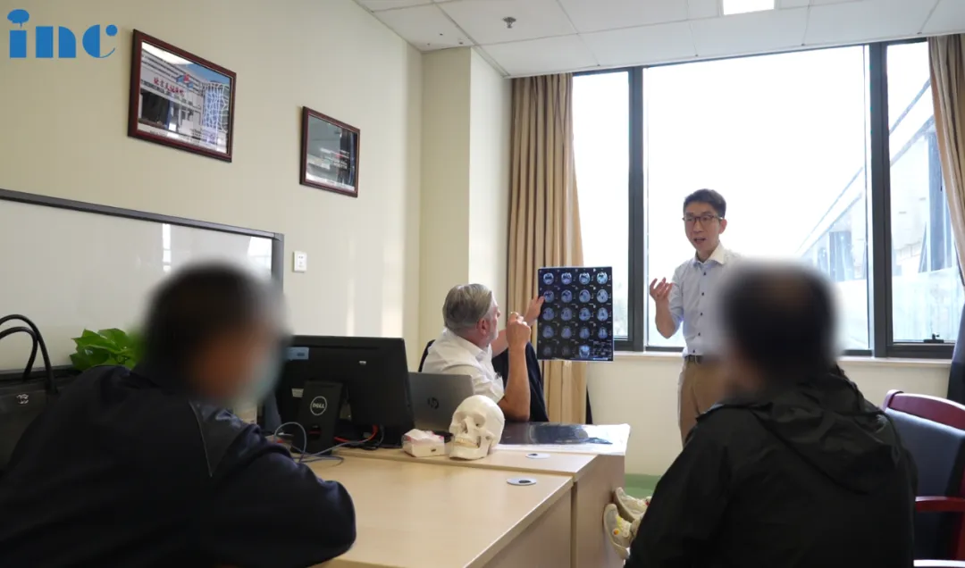 巴教授在北京天壇醫(yī)院外籍專家辦公室中咨詢患者