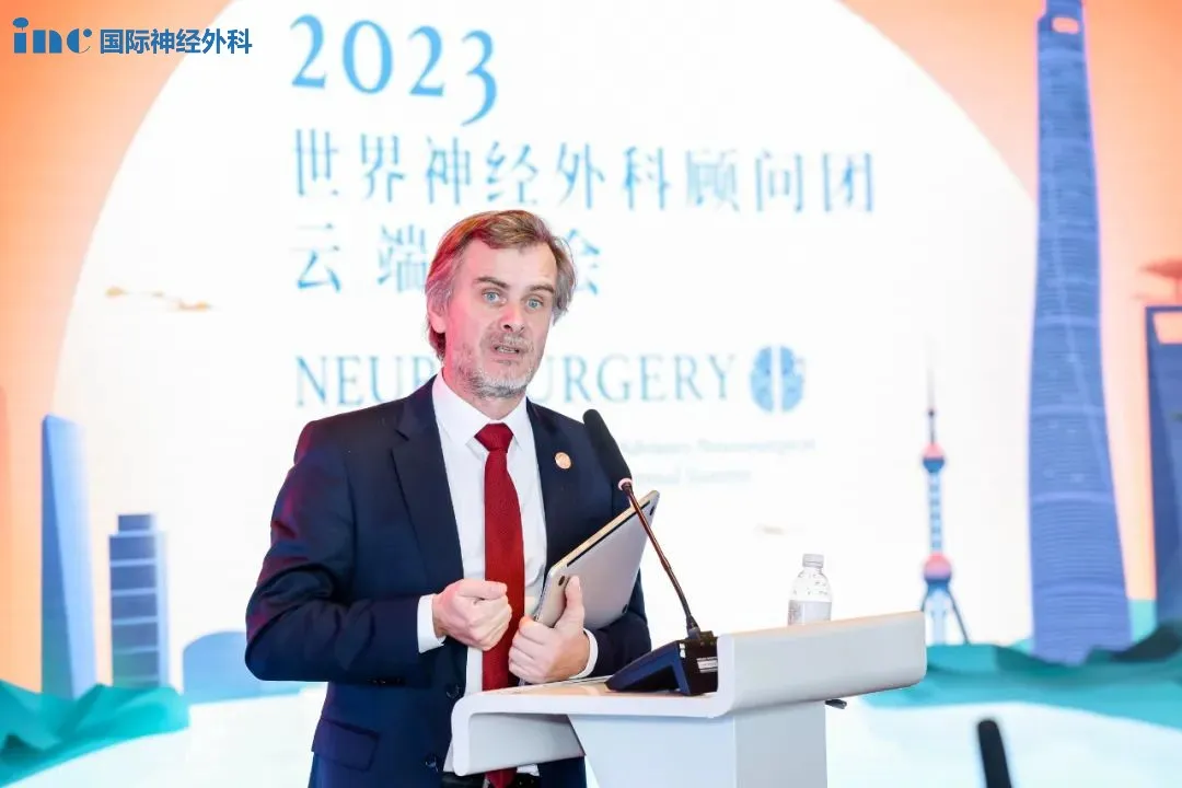 福教授同參會的國內外神外醫(yī)生們交流了“New trend in skull base surgery”顱底手術發(fā)展新趨勢這一學術課題