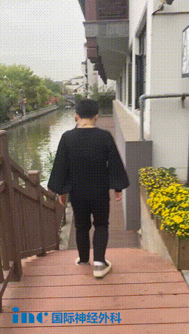 術(shù)后1年，膠質(zhì)瘤患者莫女士隨訪視頻中，四肢靈活、行動(dòng)自如、充滿活力