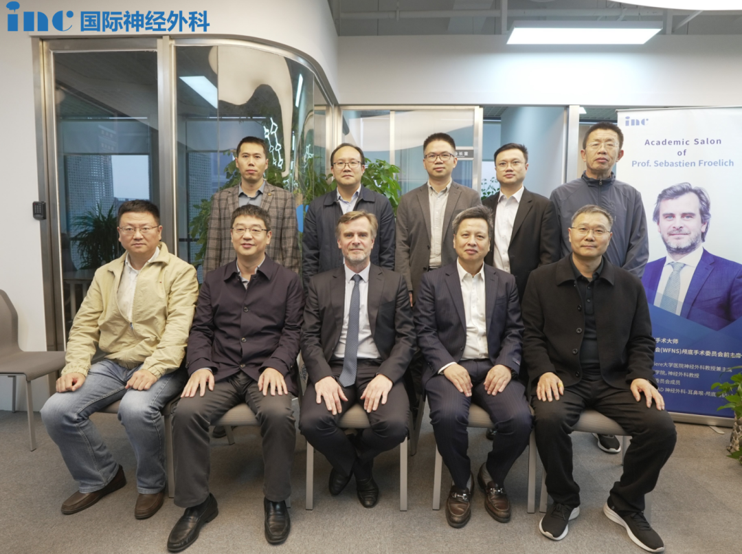 福教授為每位來(lái)參加學(xué)術(shù)交流的專家都頒發(fā)了證書(shū)，并與他們合影留念。
