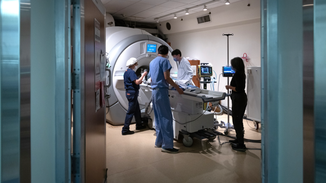 使用MRgFUS為患者進(jìn)行手術(shù)，圖源：SickKids官網(wǎng)