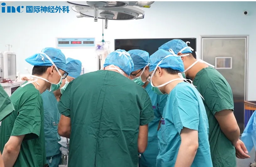 ▼巴教授親自畫手術(shù)切口——巴教授深知學(xué)習(xí)對(duì)于青年醫(yī)師的重要性，每一次示范手術(shù)中都會(huì)和他們深入交流、講解。