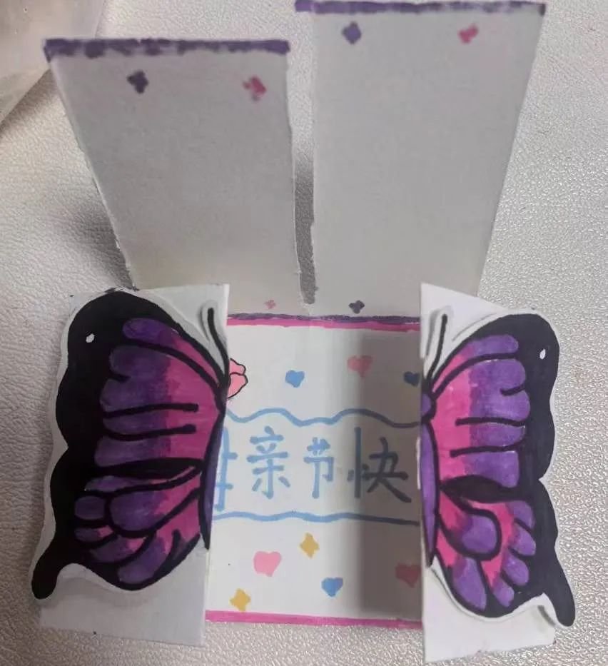 母親節(jié)，這個貼心浪漫的小姑娘親手為母親做了很多禮物，包括一張漂亮的蝴蝶卡片。