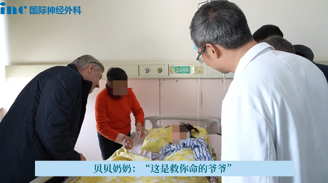 腦干海綿狀血管瘤出血，120急救送進(jìn)ICU、病情危急的12歲女孩貝貝。巴教授為其成功示范手術(shù)后第2天查房。