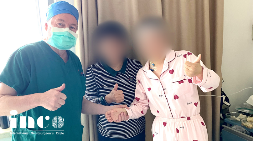 術(shù)后第5天王女士及其母親和巴教授合影留念