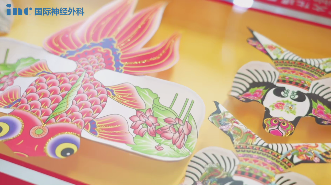王阿姨的兒子還特別準(zhǔn)備了具有濃郁地方特色的濰坊風(fēng)箏贈(zèng)送給巴教授?？吹饺绱司赖乃囆g(shù)品，巴教授感謝之余也忍不住拍照留念。