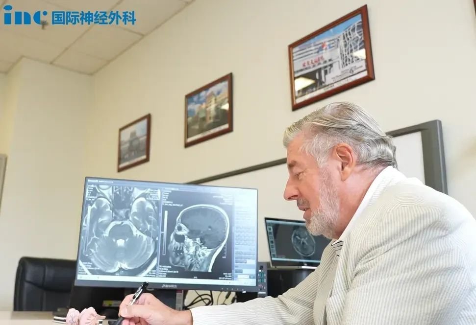 為了緩解老人的焦慮，巴教授通過(guò)手繪、頭顱模型等，對(duì)手術(shù)入路、手術(shù)時(shí)間、術(shù)后康復(fù)等都進(jìn)行了詳細(xì)的說(shuō)明。