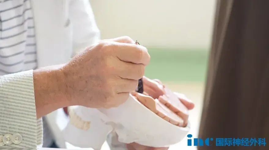 為了緩解老人的焦慮，巴教授通過(guò)手繪、頭顱模型等，對(duì)手術(shù)入路、手術(shù)時(shí)間、術(shù)后康復(fù)等都進(jìn)行了詳細(xì)的說(shuō)明。