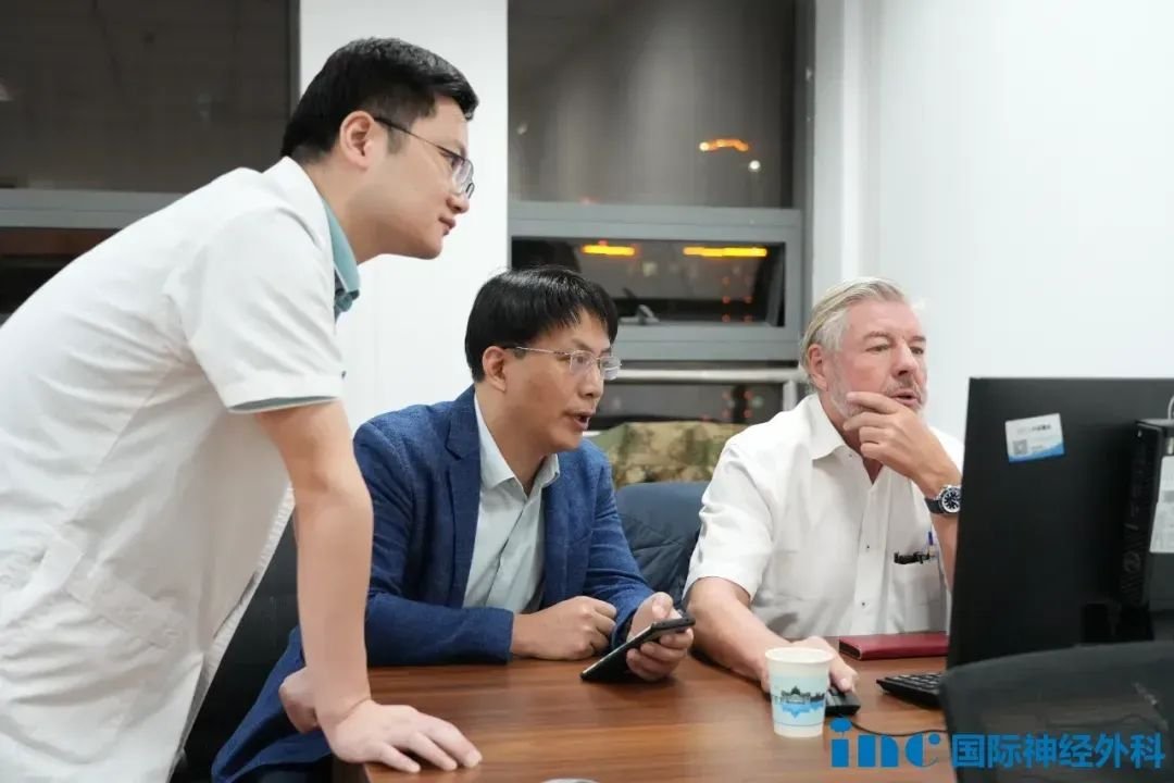 夜晚抵達無錫市第二人民醫(yī)院的巴教授，正在與王清專家等對于鄭先生的手術進行討論。