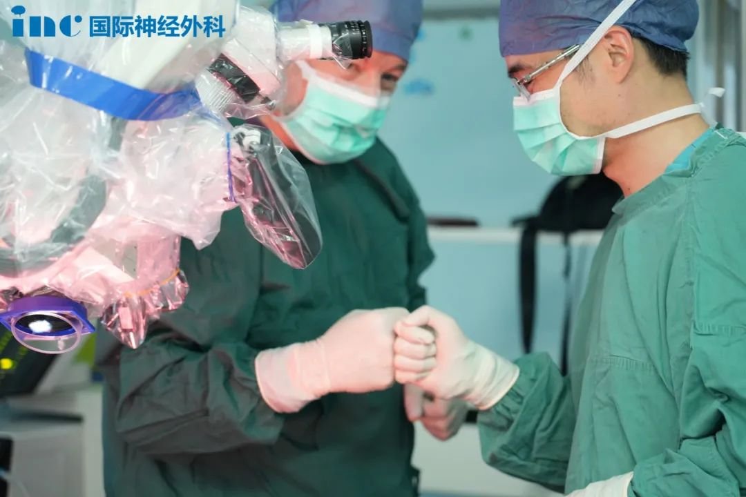手術(shù)前巴教授和王杭州主任擊拳打氣
