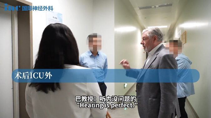 手術(shù)結(jié)束后巴教授為等候在手術(shù)室外的小凱父母帶來好消息