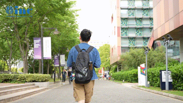 回歸校園的阿朔自由得漫步在校園中