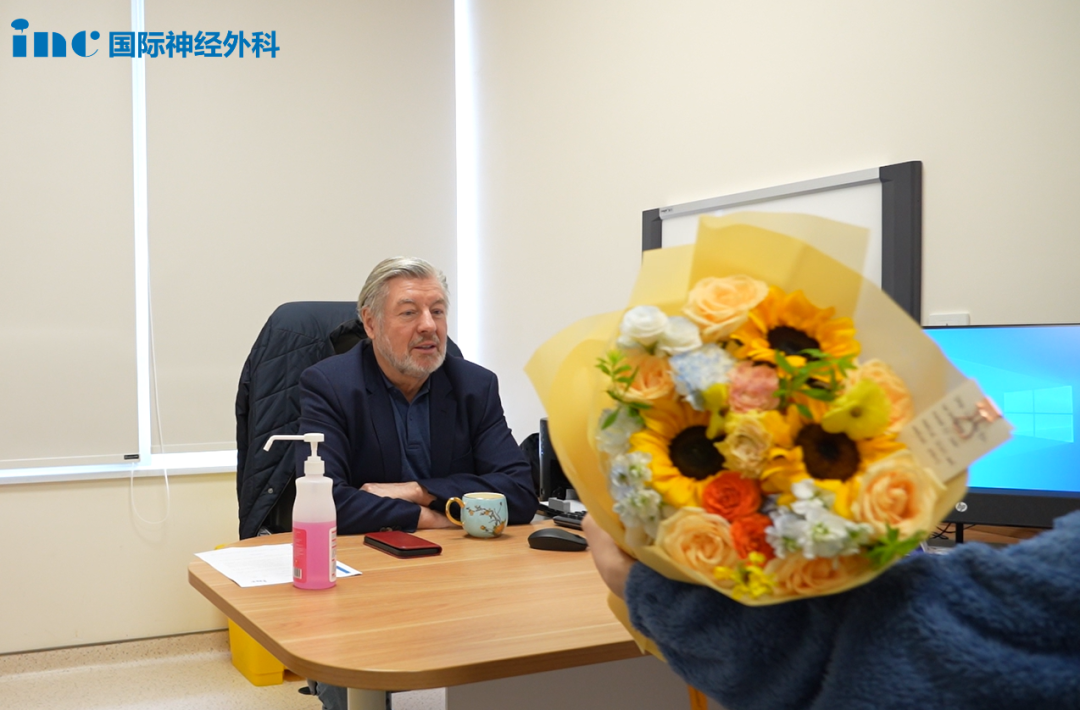 術(shù)前談話時(shí)，小林送上鮮花表達(dá)對(duì)巴教授的感謝