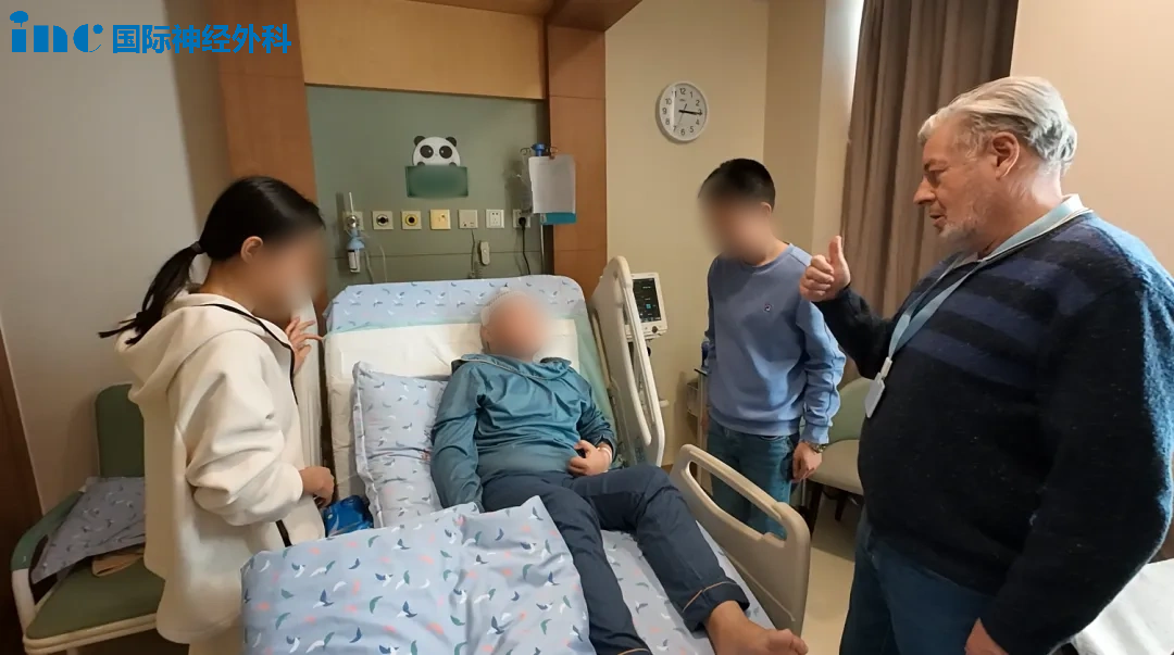 父母在驚喜于孩子的堅(jiān)強(qiáng)時(shí)，心中也充滿了心疼?？吹竭@個(gè)勇敢的孩子手腳活動(dòng)良好，巴教授也忍不住為他點(diǎn)贊。