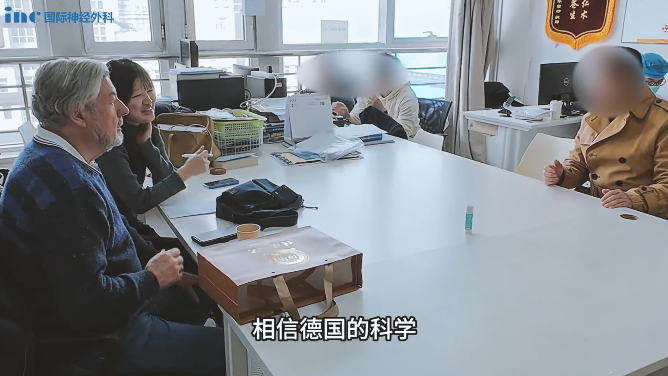 巴特朗菲教授和家屬對話