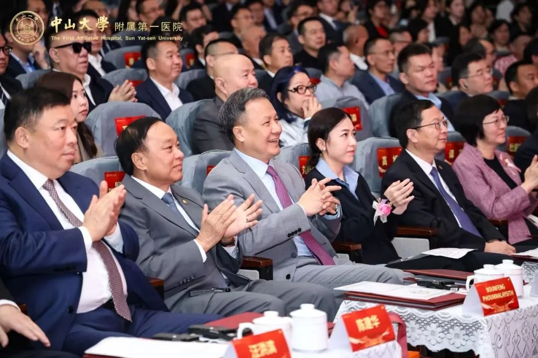 全國人大常委、中山大學(xué)校長高松院士，老撾衛(wèi)生部部長本豐·普瑪萊西，廣東省、廣州市有關(guān)部門領(lǐng)導(dǎo)，劉鑾雄慈善基金信托人之董事暨華人置業(yè)集團(tuán)行政總裁兼執(zhí)行董事劉陳凱韻，恒力集團(tuán)董事長、總裁陳建華等400多人參加醫(yī)學(xué)綜合樓落成儀式。