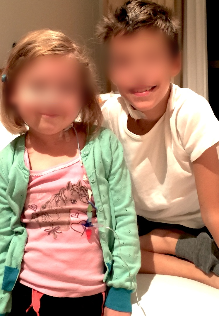 8歲的Emma（左）和9歲的Andy（右），因腦干腫瘤相遇，他們的父母都找到巴教授，希望為孩子解除病痛。