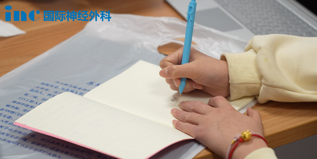 術(shù)后2個月，貝貝烏黑的頭發(fā)扎著馬尾，還寫字給巴教授看。