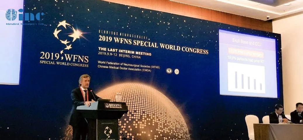 2019年WFNS全球大會(huì)上，F(xiàn)roelich教授就《顱頸交界處腫瘤的治療》、《脊索瘤的手術(shù)治療》等主題分享了其多年“雙鏡聯(lián)合”手術(shù)經(jīng)驗(yàn)以及應(yīng)用“筷子手法”切除顱底、顱頸交界區(qū)及高頸髓脊索瘤的精彩手術(shù)視頻。